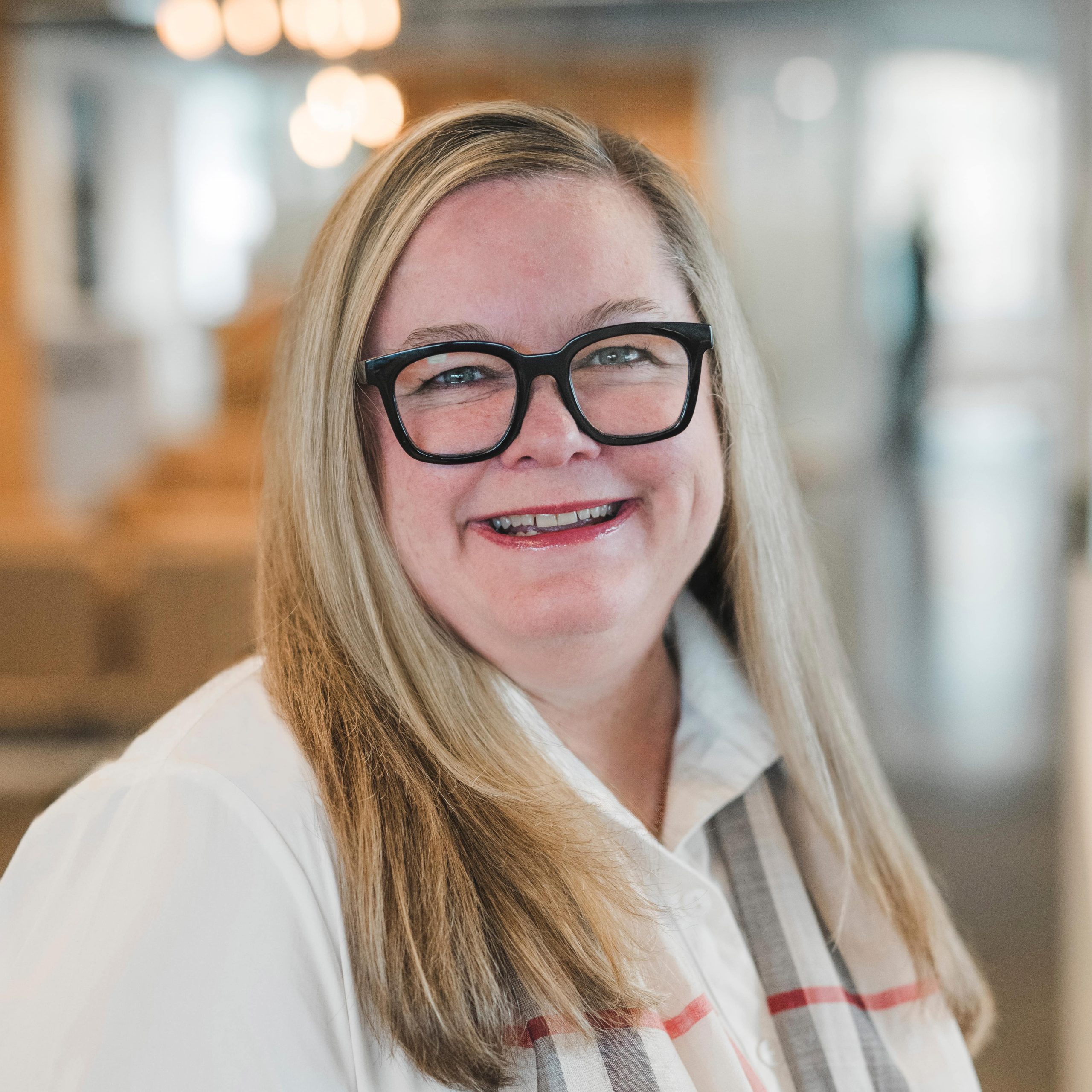 Shelley Rossi Headshot Cropped (1)-min